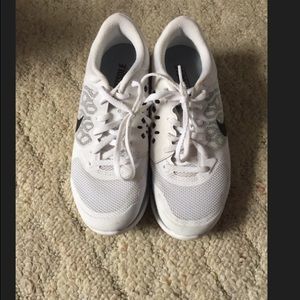 White Nike’s size 6